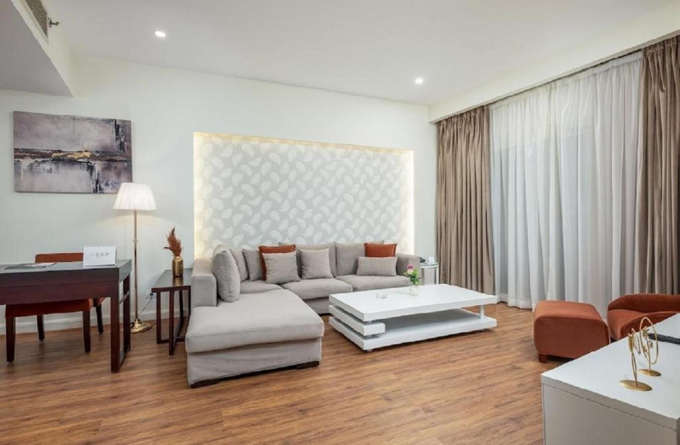 Tolip Family Park Hotel Kairo Exterior foto A living room with a sectional sofa